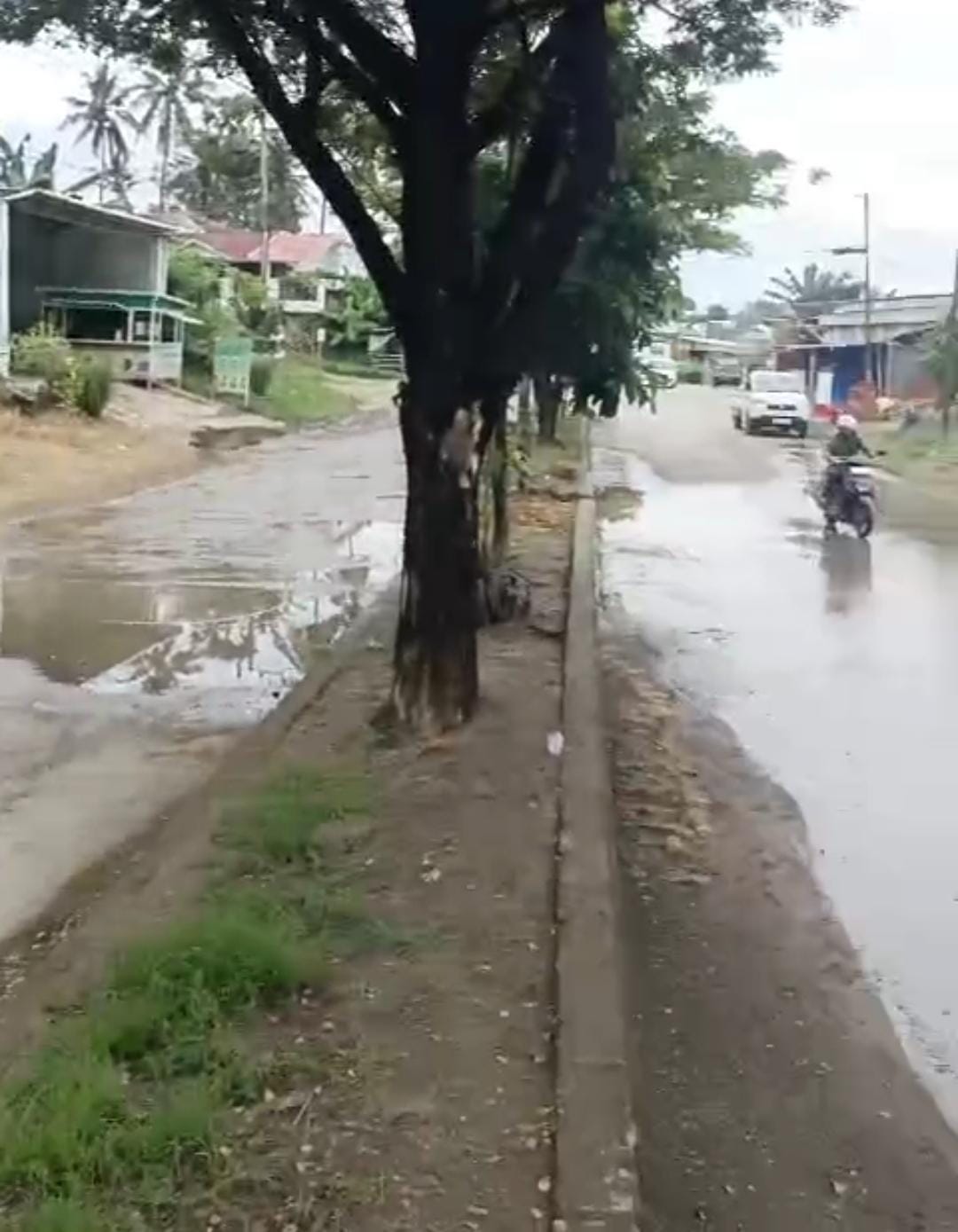 Bangunan Liar Dibiarkan, Drainase Tak Terurus: Jalan Sarewigadin Jadi Korban