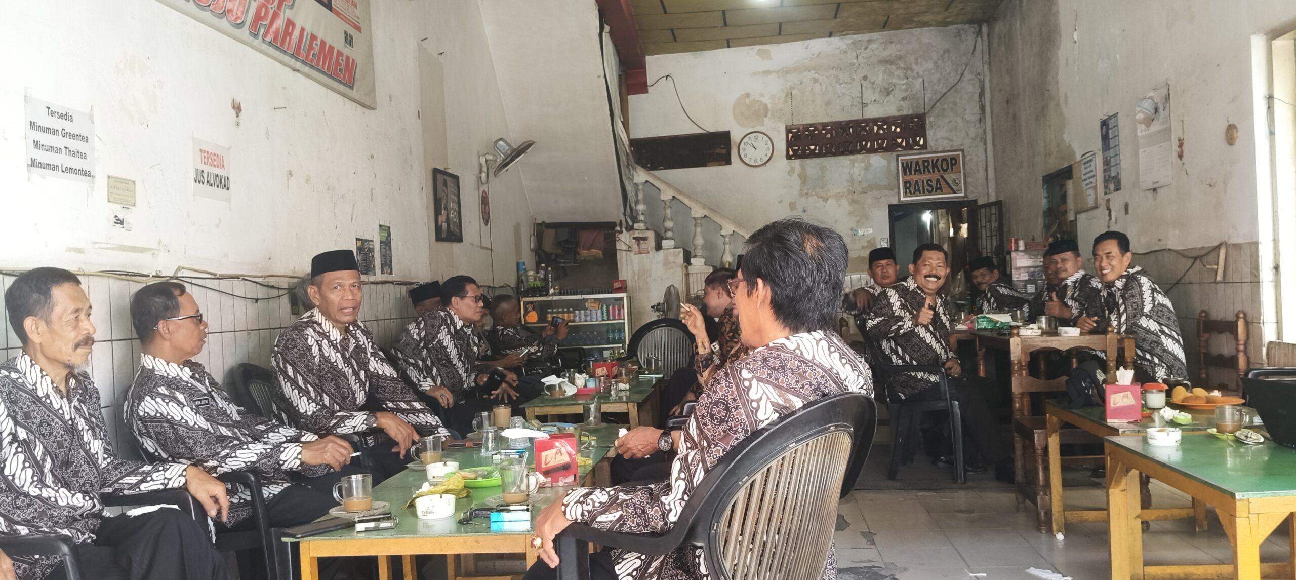 “Ngopi Usai Upacara, Ketua Purnawirawan Polri Wajo Rangkul Semangat Kebersamaan