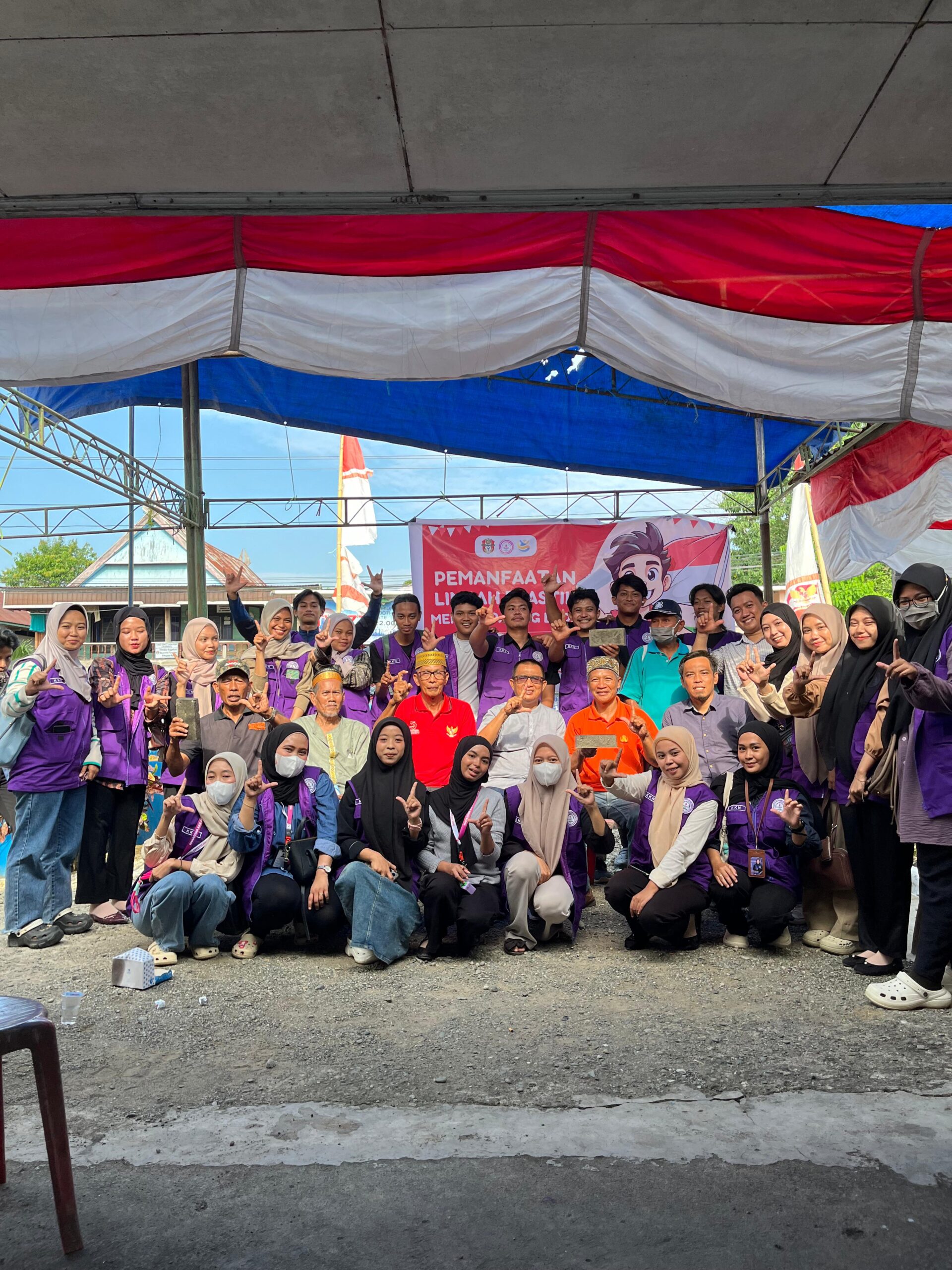 Mahasiswa KKN Institut Lamaddukelleng Angkatan lV Kembangkan Program Pemanfaatan Sampah Plastik Menjadi Paving Block