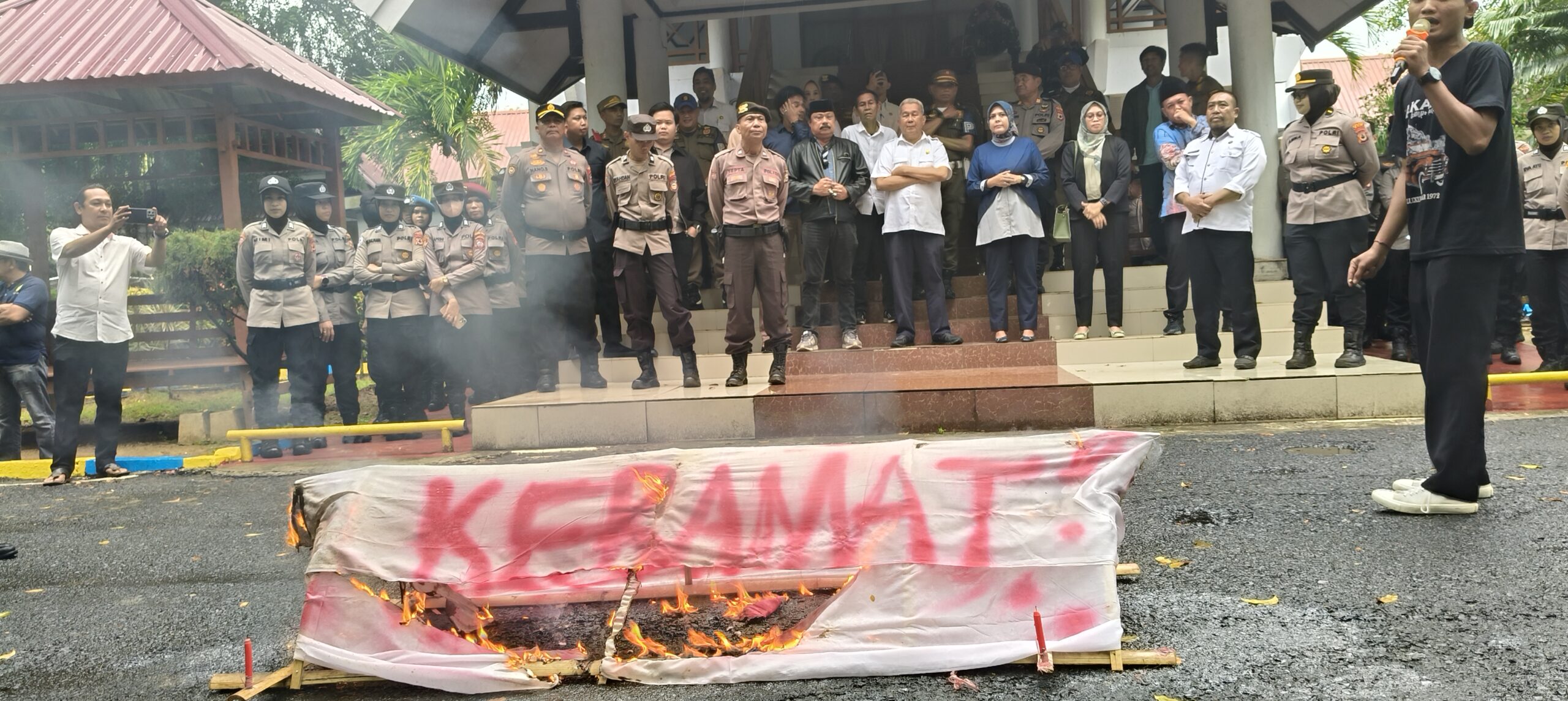 Mahasiswa Bakar Keranda Mayat di Depan Gedung DPRD Wajo Saat Aksi Orasi