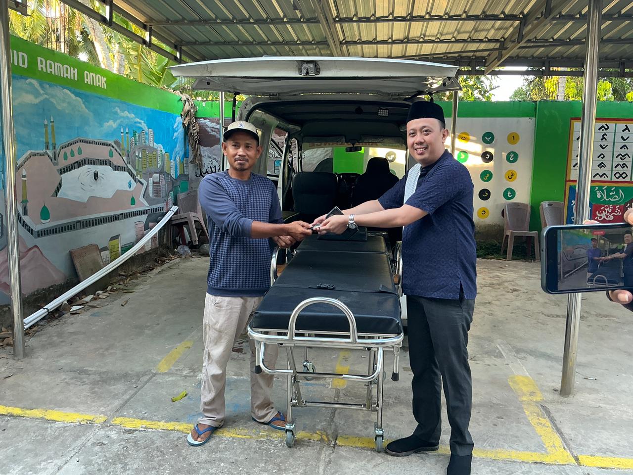 Bukan Sekedar Reses Arga Prasetya Ashar di Ongkoe Serahkan Ambulans , Kursi dan 150 Titik Lampu Jalan