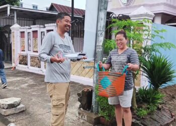 Kadis DLH Wajo Keliling Kampung, Beri Hadiah PISOTA bagi Warga Peduli Kebersihan