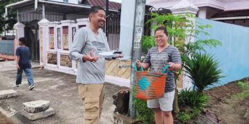 Kadis DLH Wajo Keliling Kampung, Beri Hadiah PISOTA bagi Warga Peduli Kebersihan