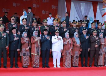 Wabup Wajo Jadi Irup Penurunan Bendera HUT ke-81 RI di Lapangan Merdeka Sengkang