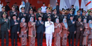 Wabup Wajo Jadi Irup Penurunan Bendera HUT ke-81 RI di Lapangan Merdeka Sengkang