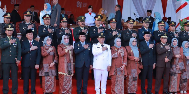 Wabup Wajo Jadi Irup Penurunan Bendera HUT ke-81 RI di Lapangan Merdeka Sengkang