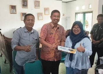 Kadis DLH Wajo Beri Hadiah Piso Dapur kepada Konsultan Lingkungan, Apresiasi Penerapan PISOTA’