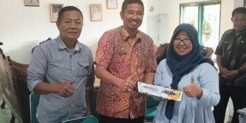 Kadis DLH Wajo Beri Hadiah Piso Dapur kepada Konsultan Lingkungan, Apresiasi Penerapan PISOTA’