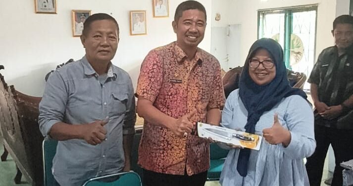 Kadis DLH Wajo Beri Hadiah Piso Dapur kepada Konsultan Lingkungan, Apresiasi Penerapan PISOTA’